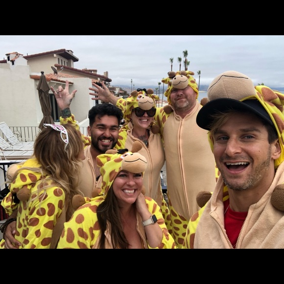 Giraffe Onesie fits size small - Picture 2 of 3